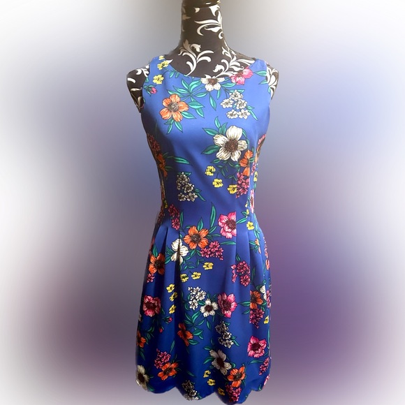 Vince Camuto Dresses & Skirts - NWOT - Vince Camuto Floral 🌺 Dress 👗
